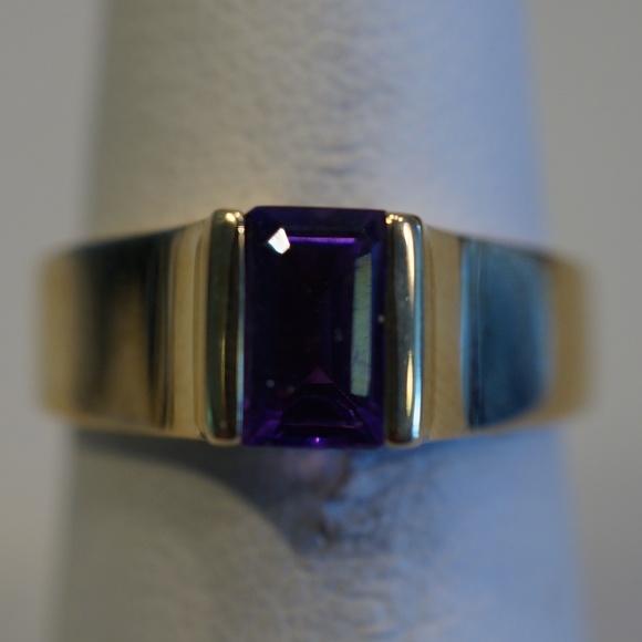 Jewelry - 10KY Gold Genuine Amethyst Ring